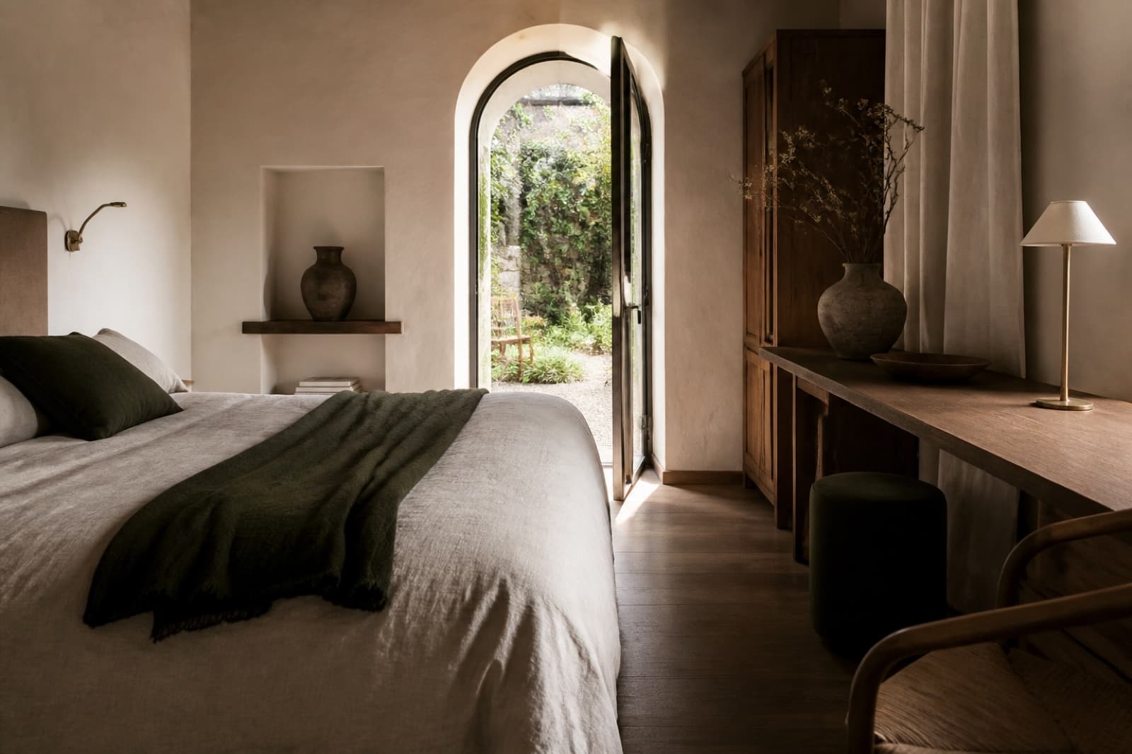 Ruhiges Boutiquehotel-Zimmer mit Naturmaterialien und Gartenblick